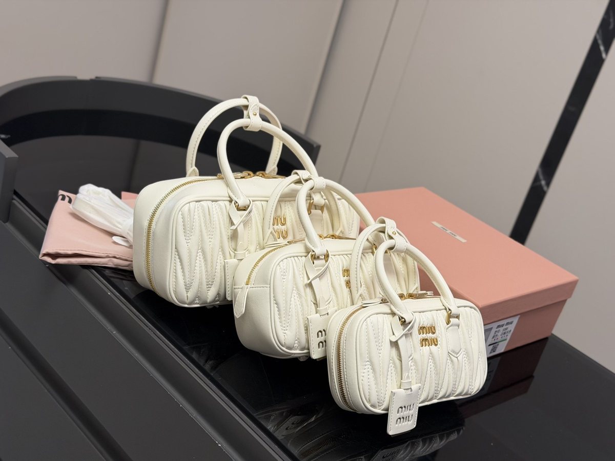 Miu Miu Handbag 140