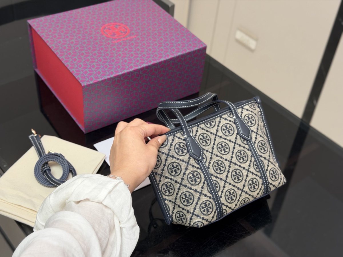 Tory Burch Handbag 090